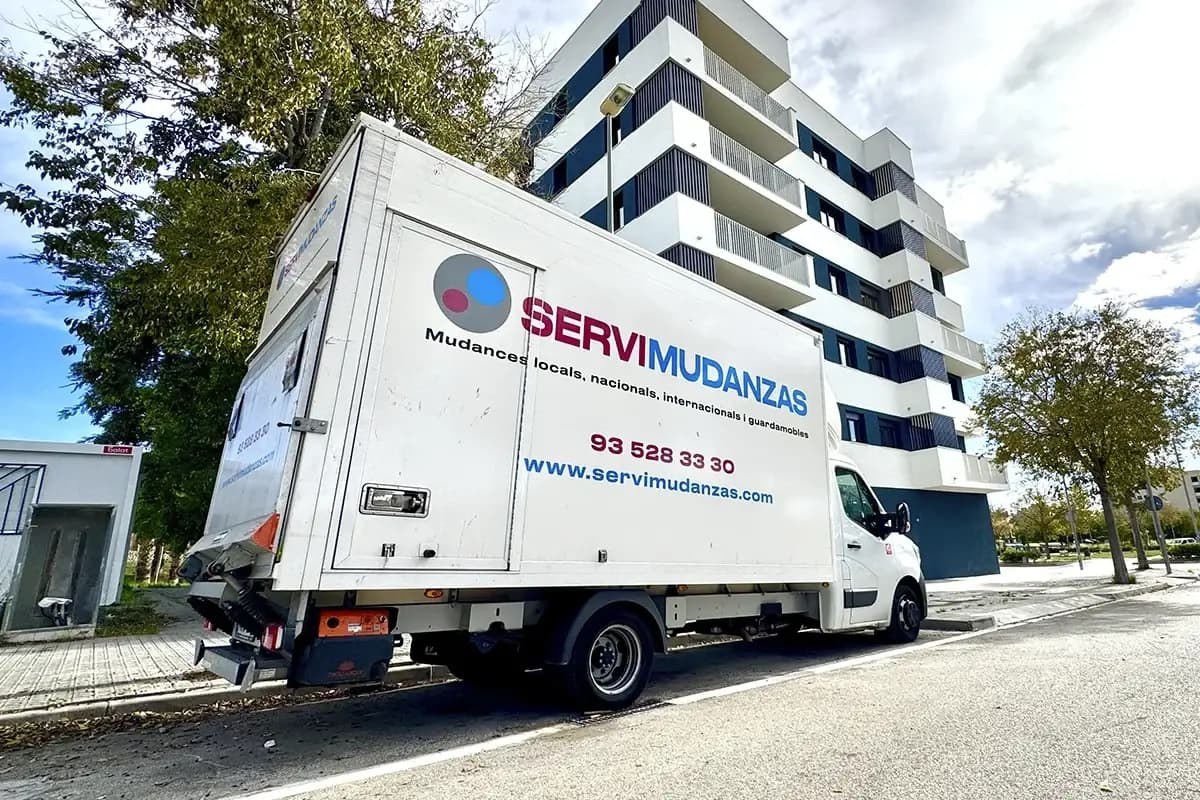 Camió de Servimudances Costa Brava realitzant una mudança en una urbanització residencial de la costa gironina