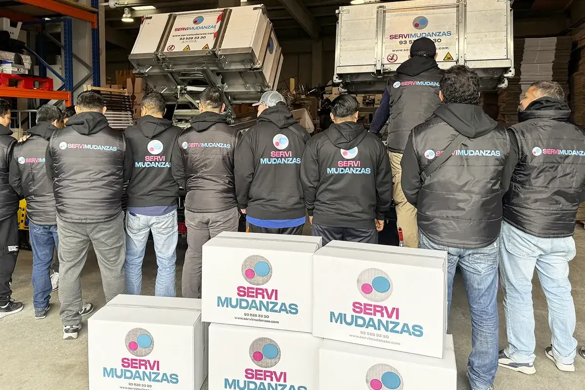 Equipo de operarios de Servimudanzas Girona durante una mudanza en la provincia de Girona